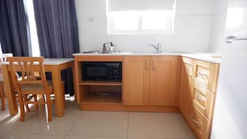 Studio Standar, 2 Tempat Tidur Twin | Dapur pribadi | Lemari es besar, microwave, kompor, dan pemanggang roti