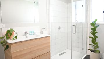 Een douche, een haardroger, handdoeken