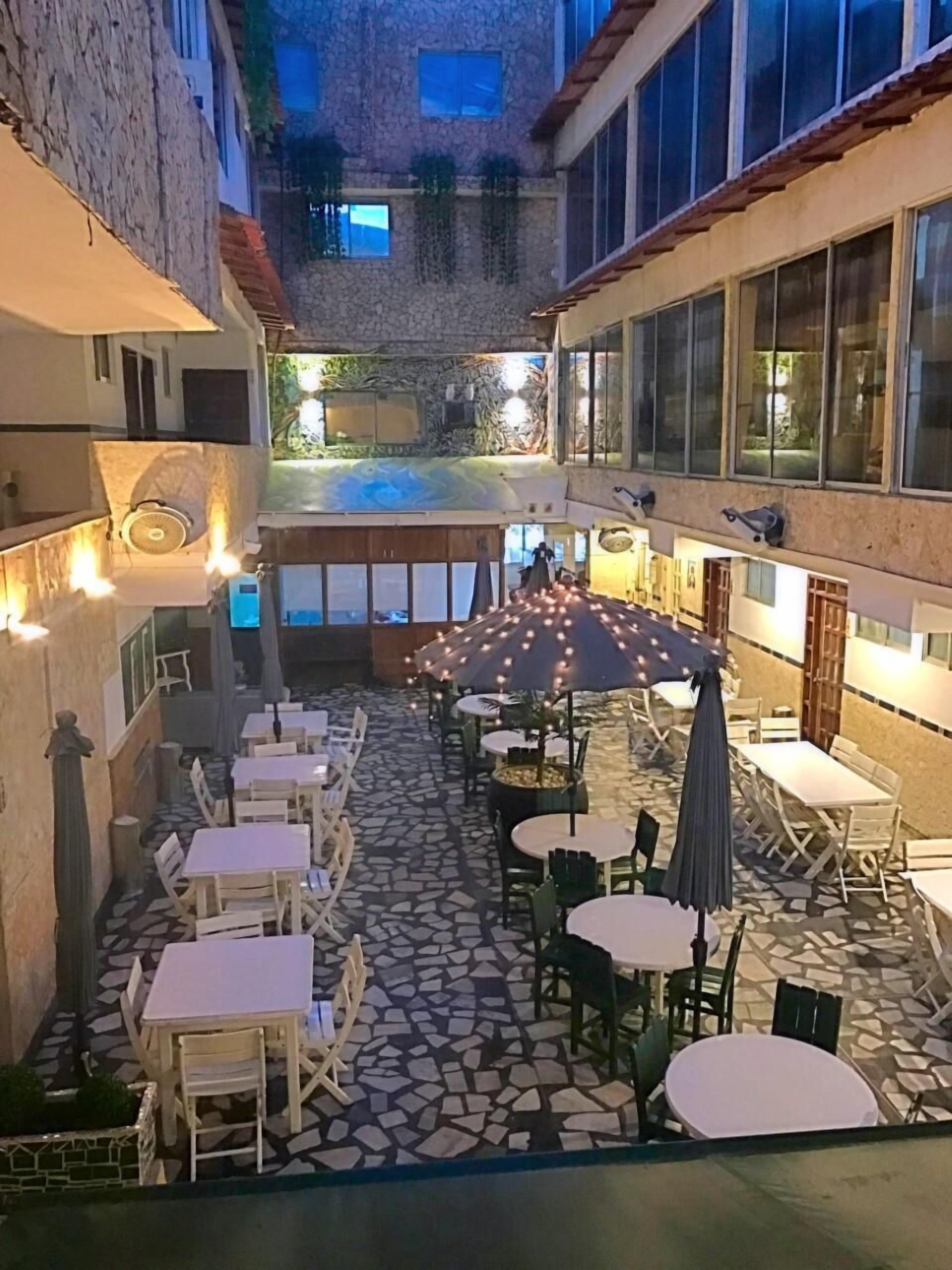 Breakfast and lunch served