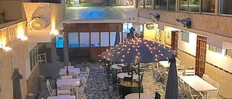 Breakfast and lunch served