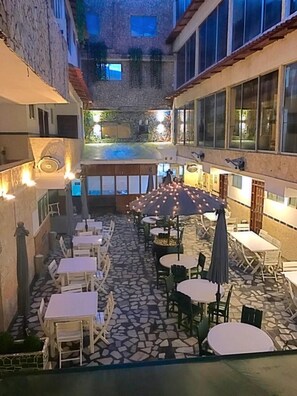 S'hi serveixen esmorzars i dinars 