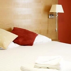 Työpöytä, silitysrauta/-lauta, ilmainen Wi-Fi, vuodevaatteet