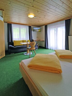 Chambre Double Familiale (located in main- or neighbor house)