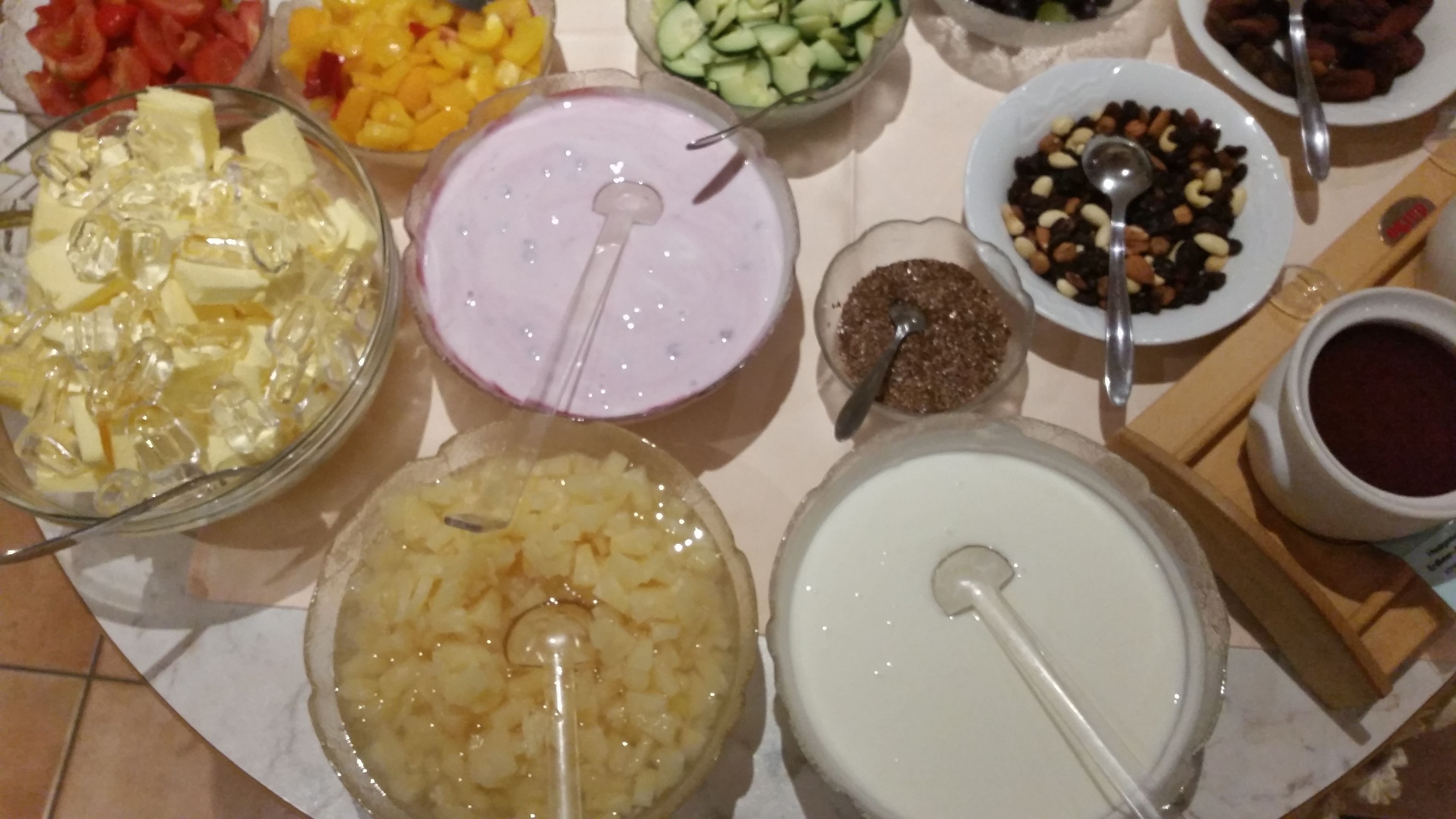 Variedad de alimentos como frutas, nueces y productos lácteos sobre una mesa.