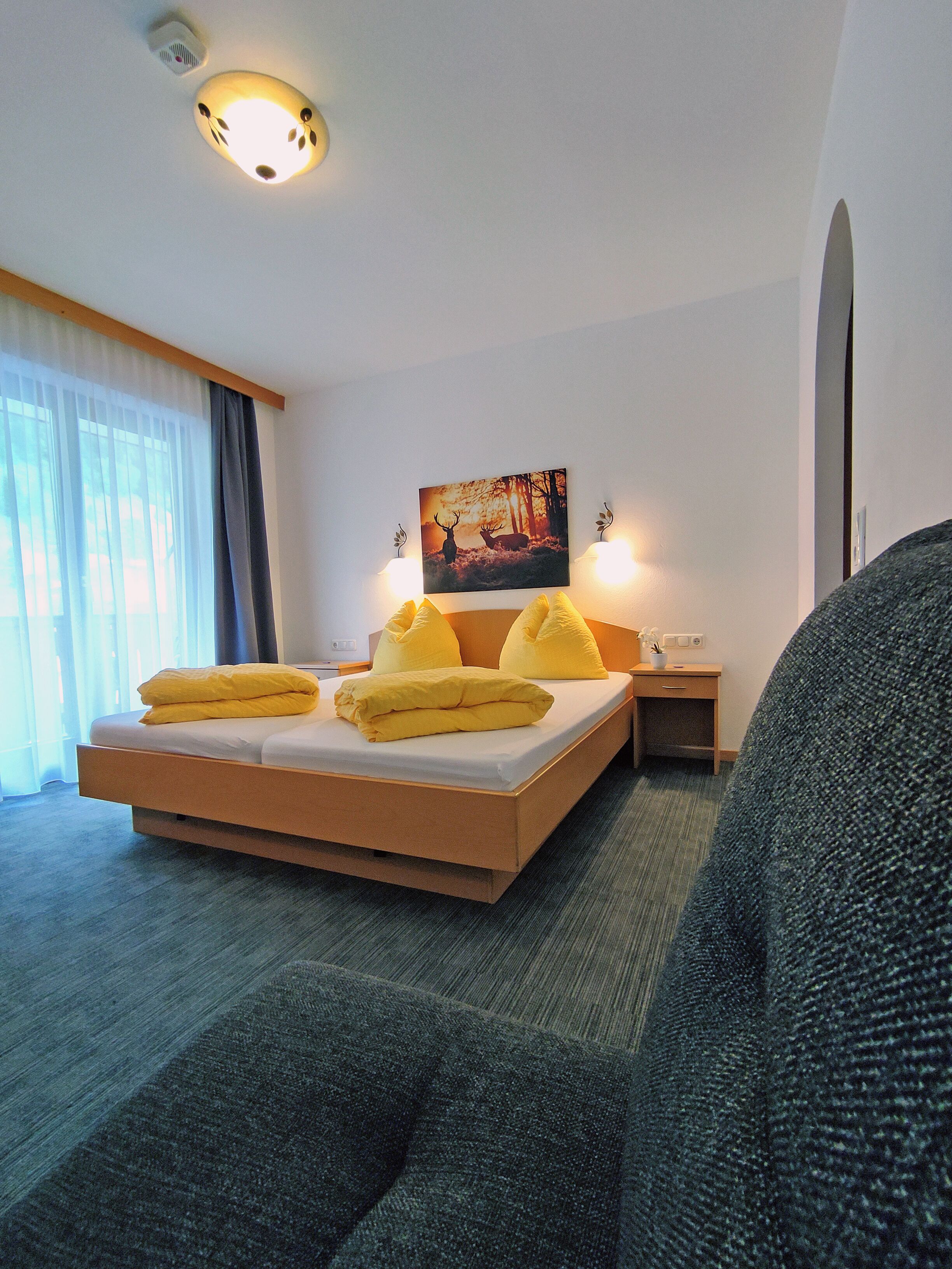 Hypo-allergenic bedding, in-room safe, desk, free WiFi