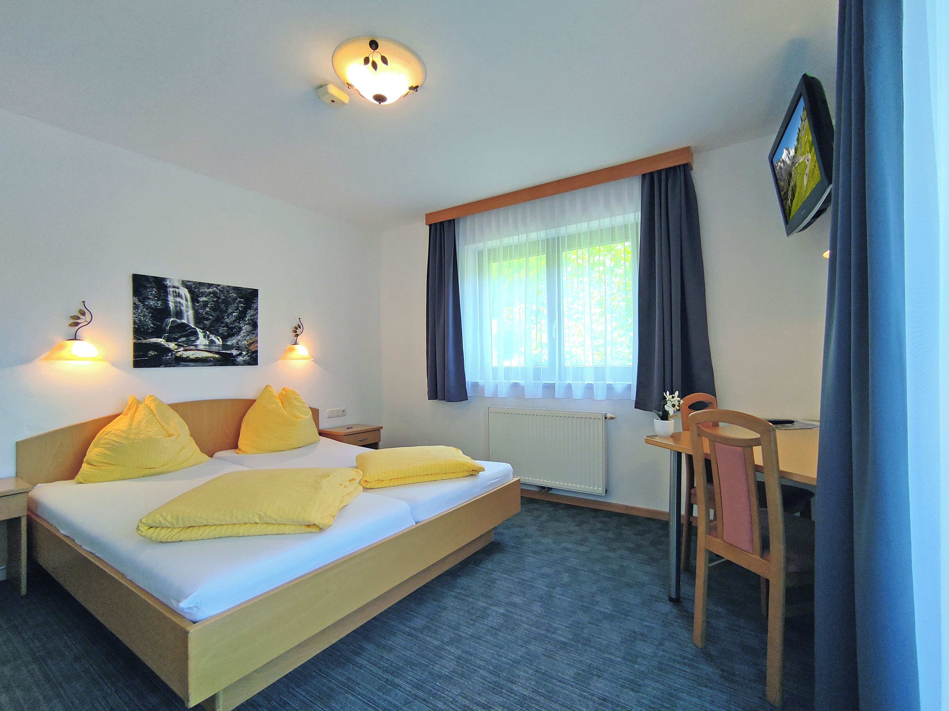 Hypo-allergenic bedding, in-room safe, desk, free WiFi