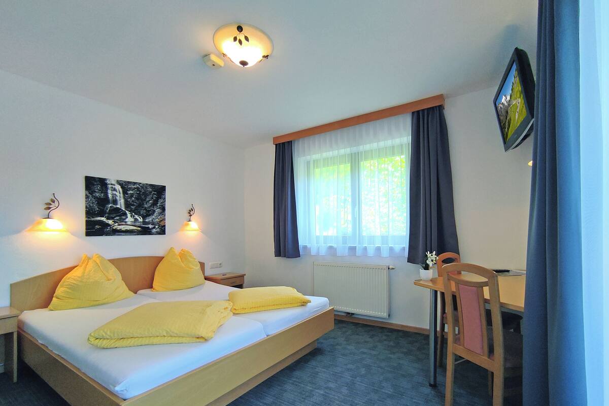 Hypo-allergenic bedding, in-room safe, desk, free WiFi