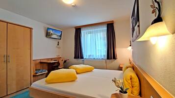 Kleines Doppelzimmer Mini | Allergikerbettwaren, Zimmersafe, Schreibtisch, kostenloses WLAN