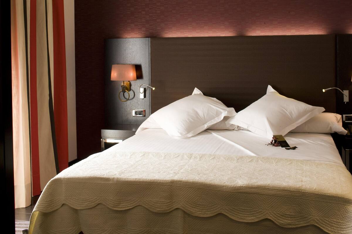 Ropa de cama de alta calidad, minibar, caja fuerte y escritorio