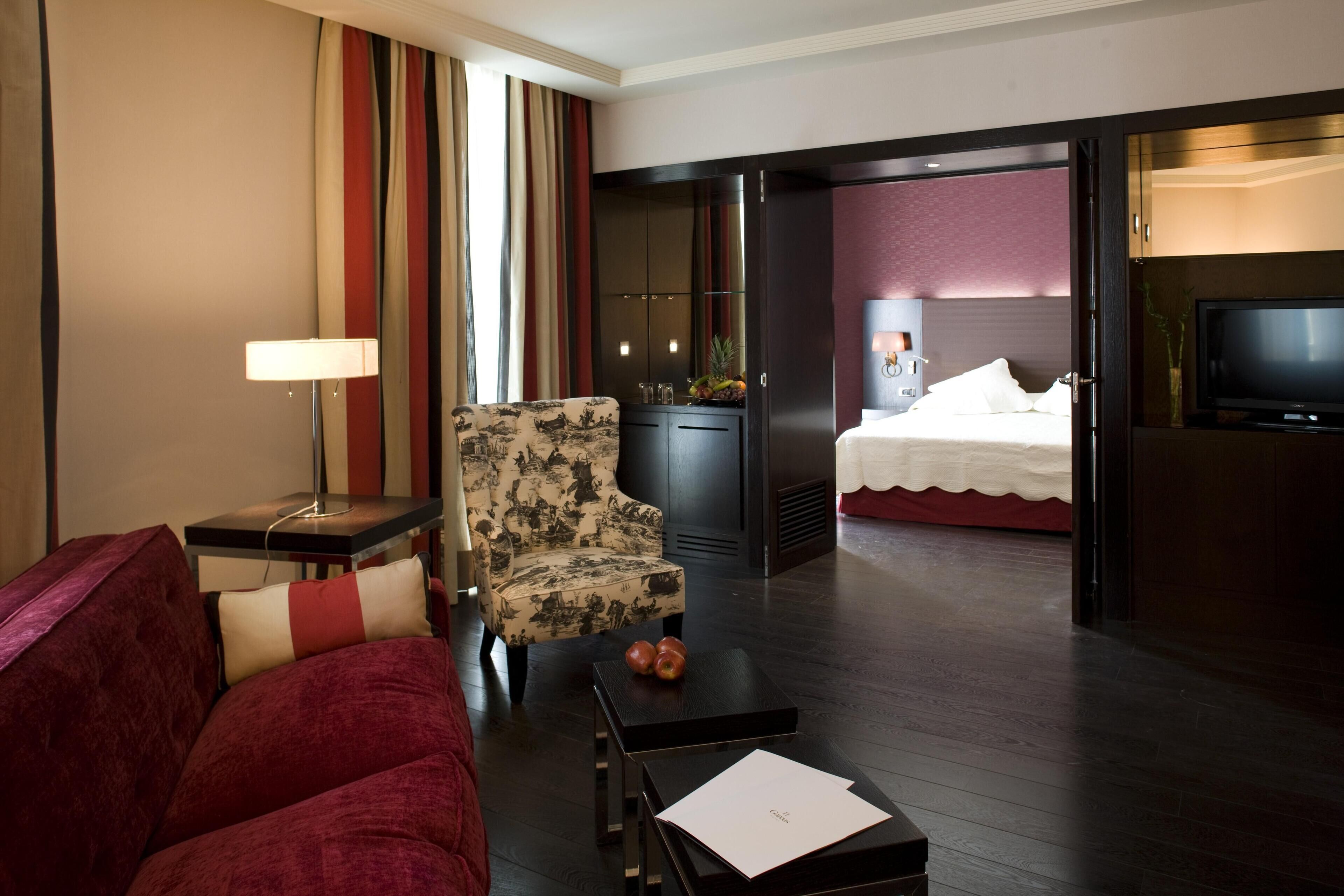 Seprai premium, minibar, brankas, dan meja kerja