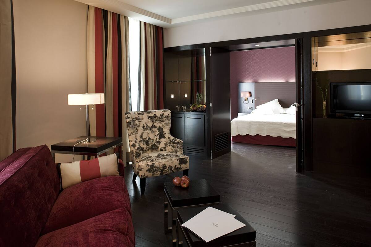 Suite junior, 1 habitación | Ropa de cama de alta calidad, minibar, caja fuerte y escritorio