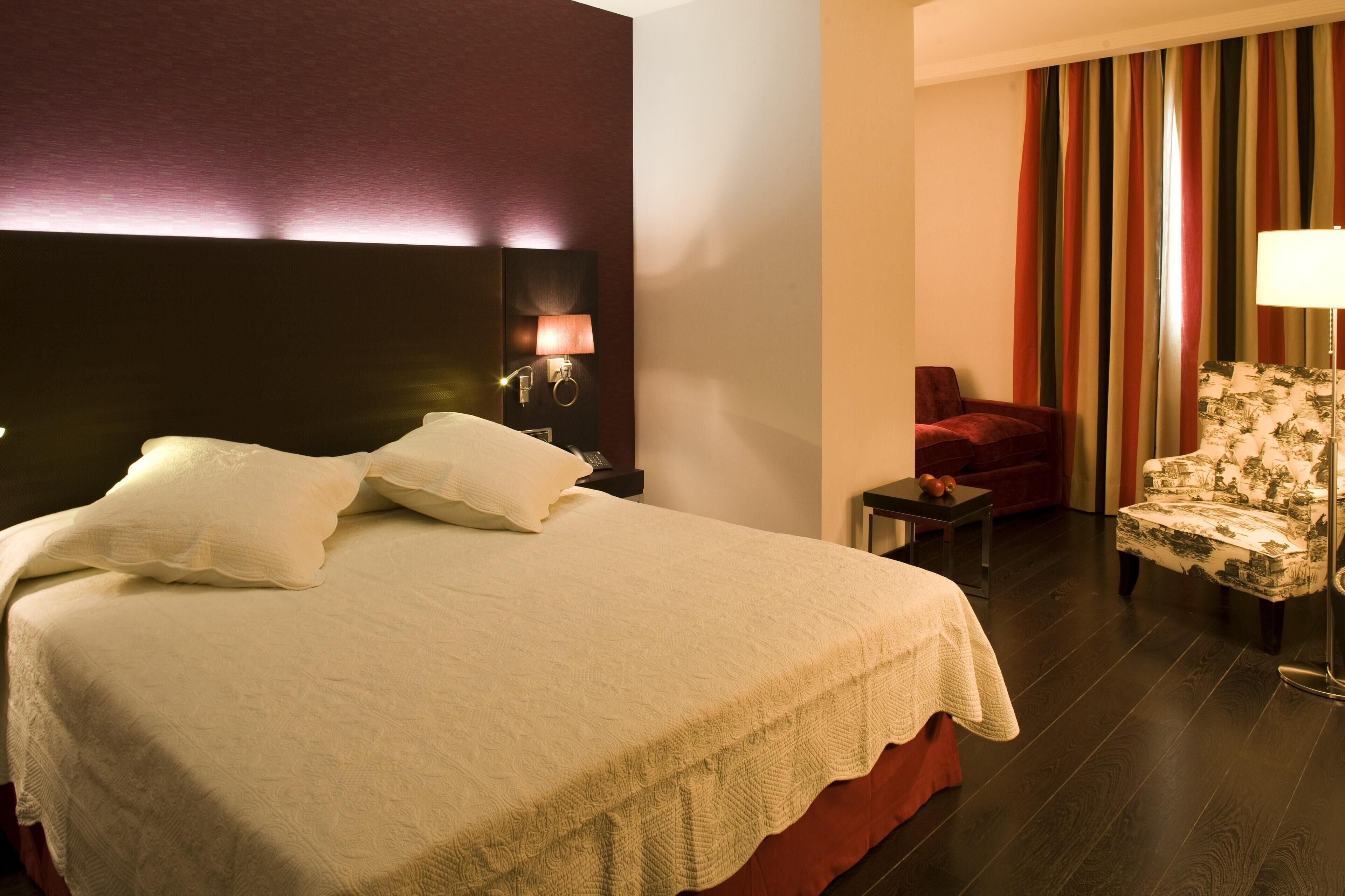 Seprai premium, minibar, brankas, dan meja kerja