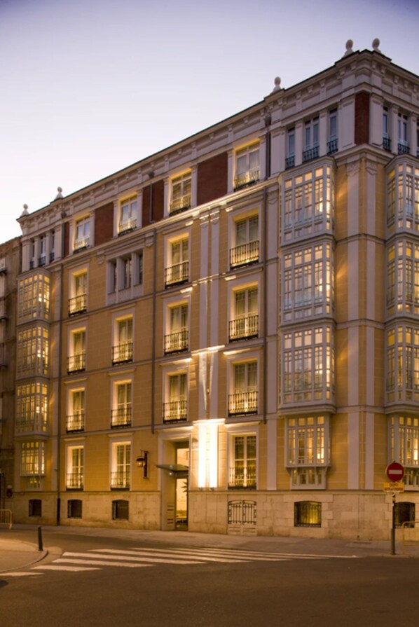 Front of property – evening/night - Hotel Boutique Gareus (Valladolid)