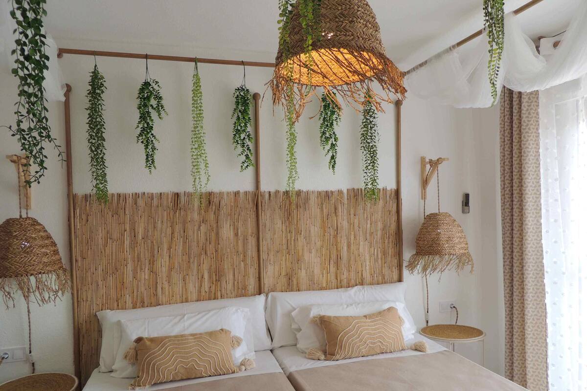 Escritorio, wifi y ropa de cama 