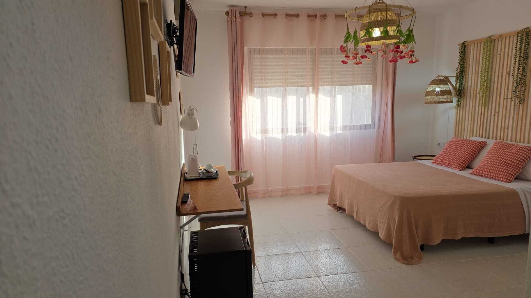 Desk, WiFi, bed sheets