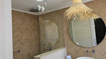 Deluxe Double Room | Bathroom