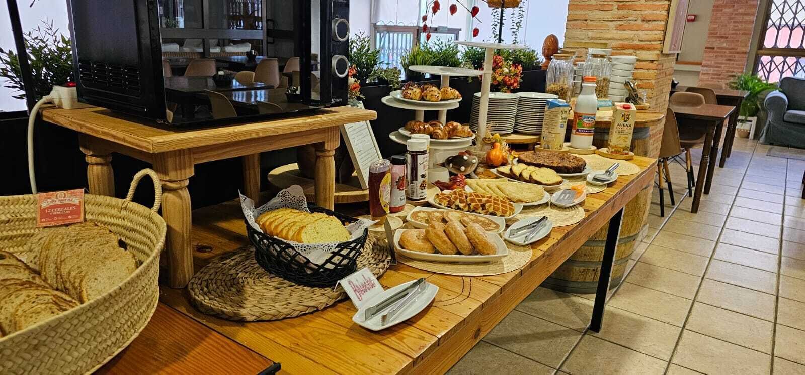 Petit déjeuner continental (8 EUR par personne)