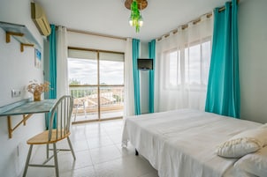 Escritorio, wifi y ropa de cama