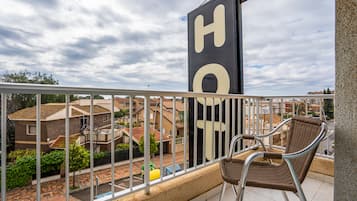 Habitación estándar con 1 cama doble o 2 individuales, 1 habitación, balcón, vistas a la ciudad | Vistas a la ciudad