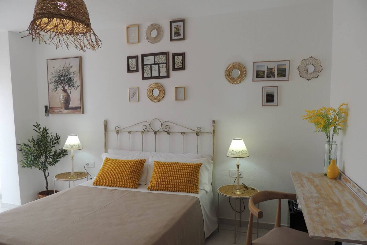 Escritorio, wifi y ropa de cama 