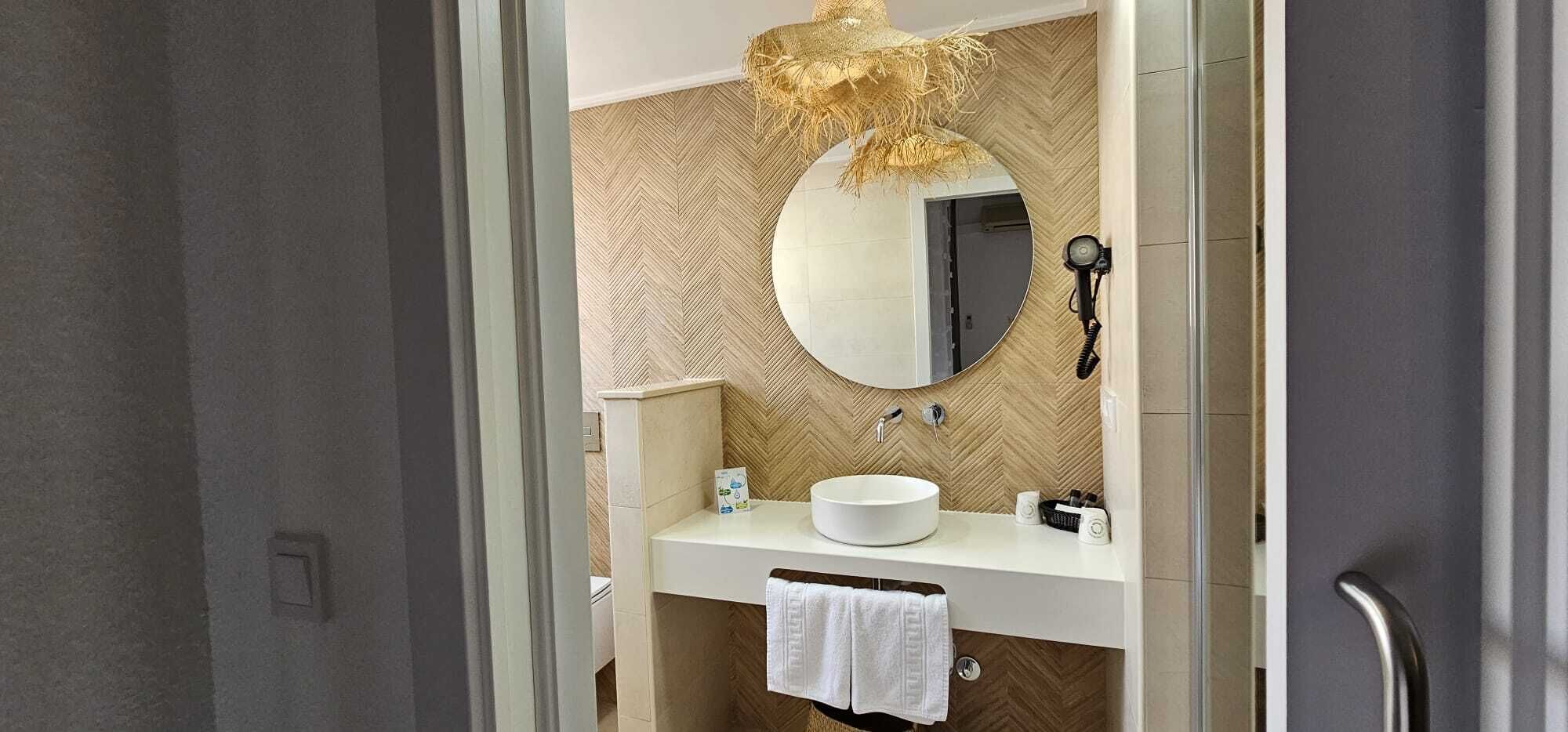 superior double room | bathroom | towels, soap, shampoo, toilet paper