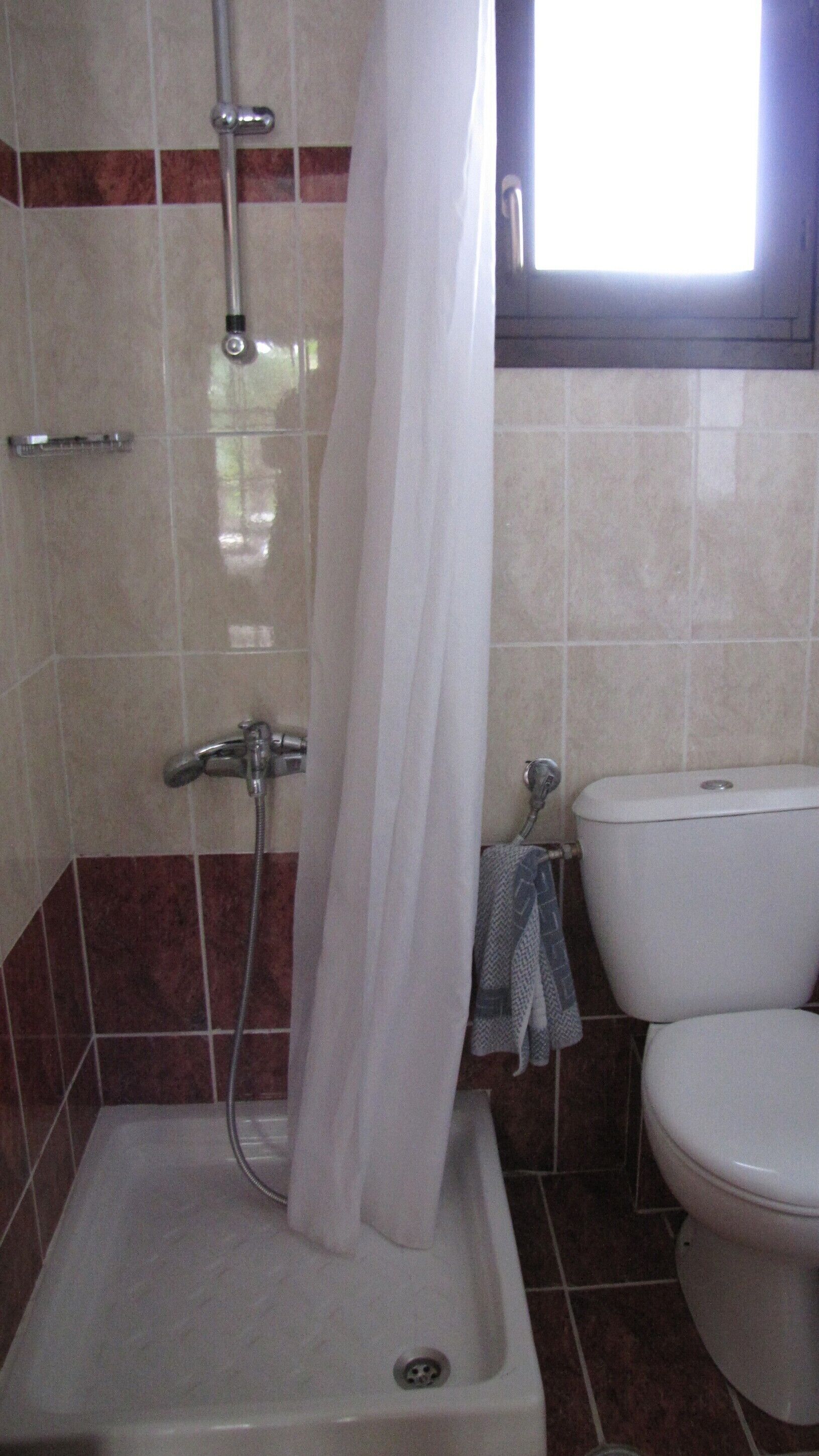 classic studio, pool view | bathroom | combined shower/bathtub, free toiletries, hair dryer, towels