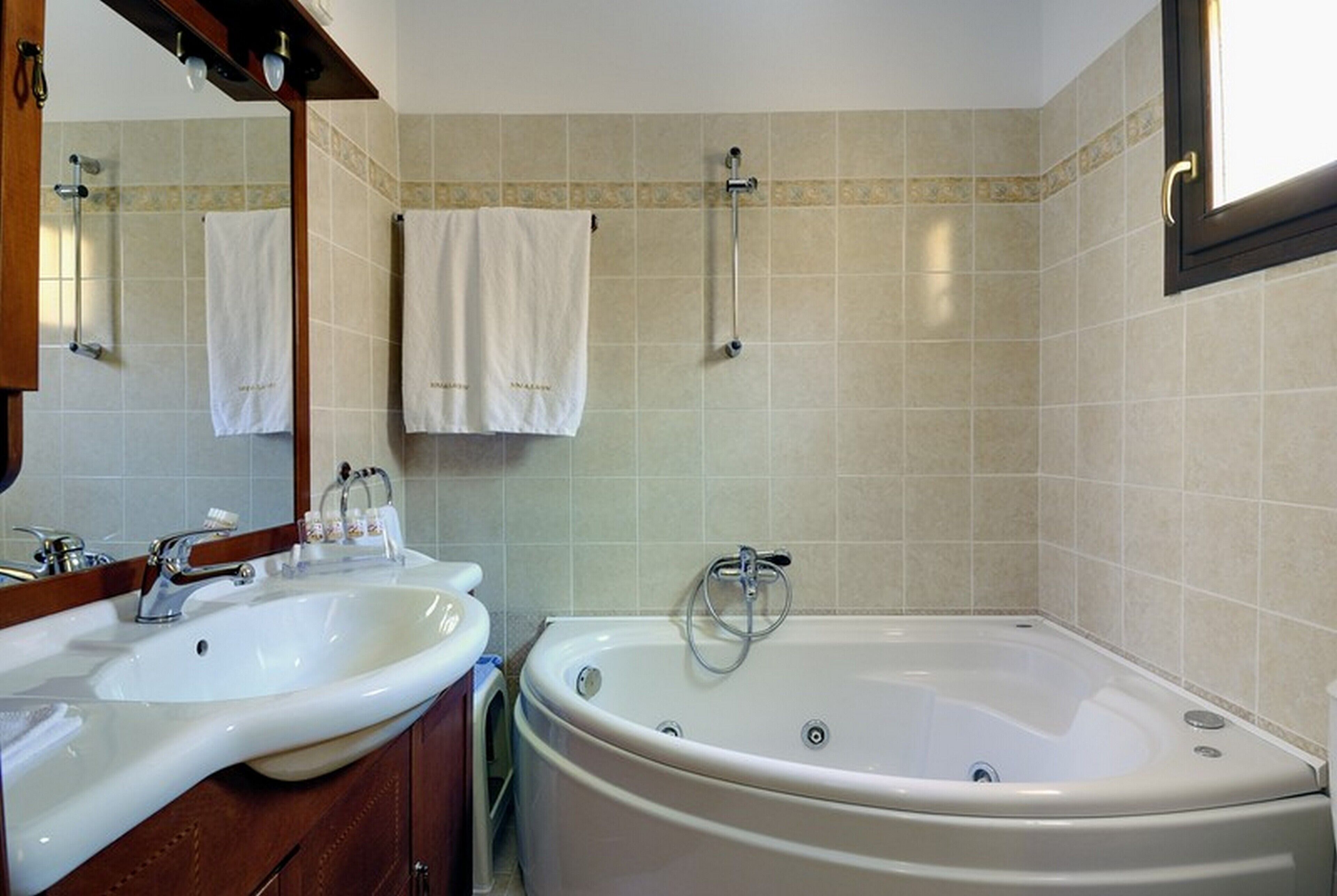 superior suite | bathroom | combined shower/bathtub, free toiletries, hair dryer, towels