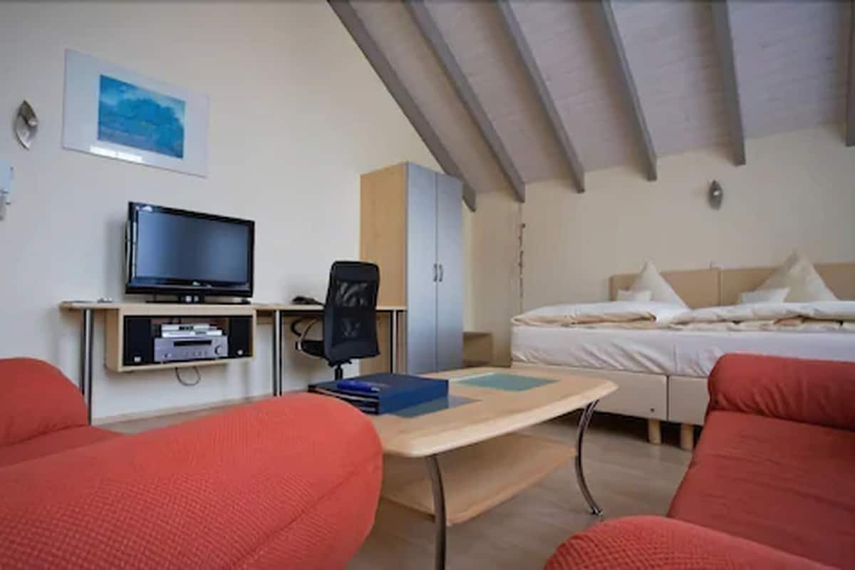 Tweepersoonskamer | Een minibar, een kluis op de kamer, een bureau, geluiddichte muren