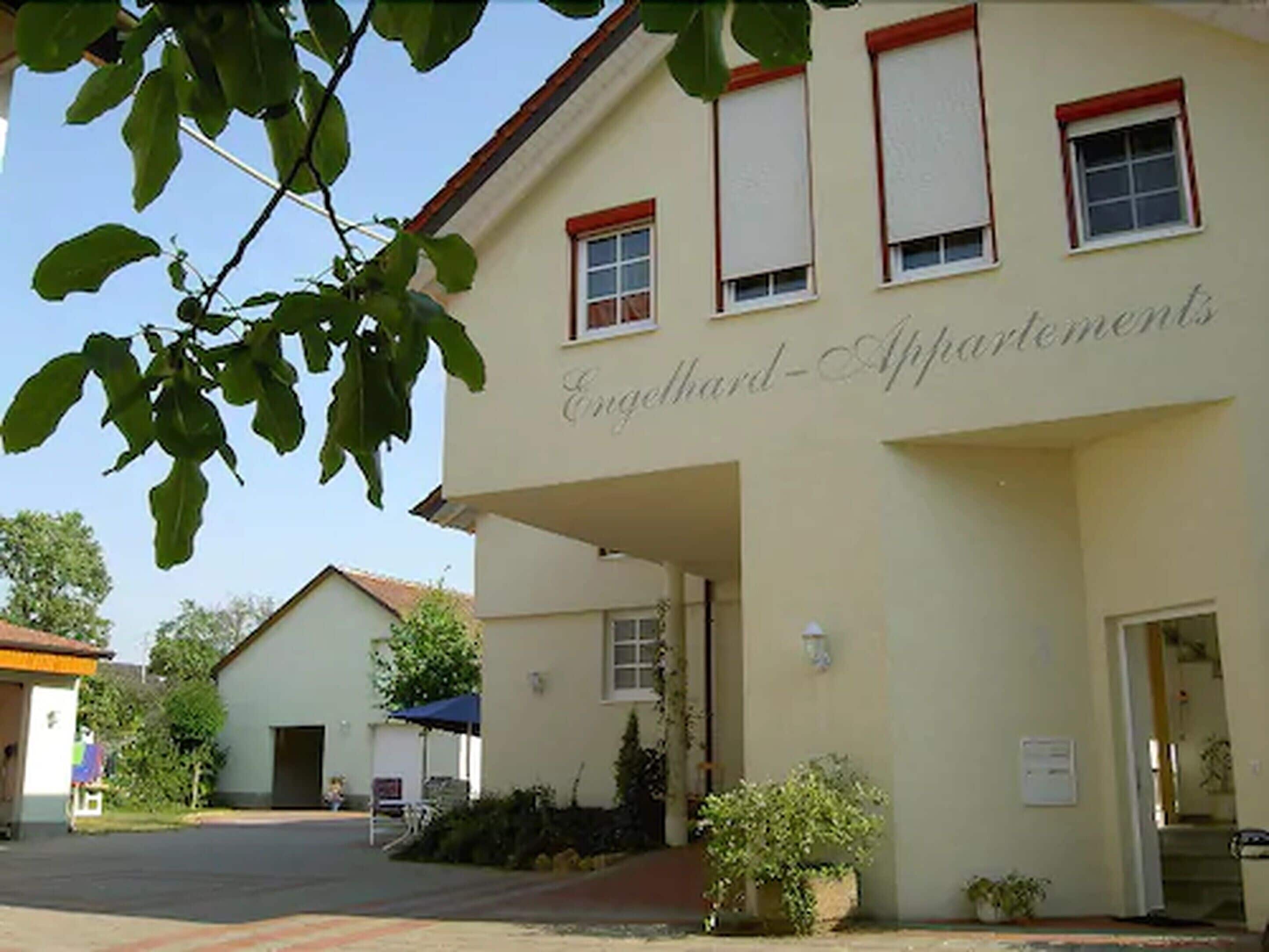 Um edifício com a placa 