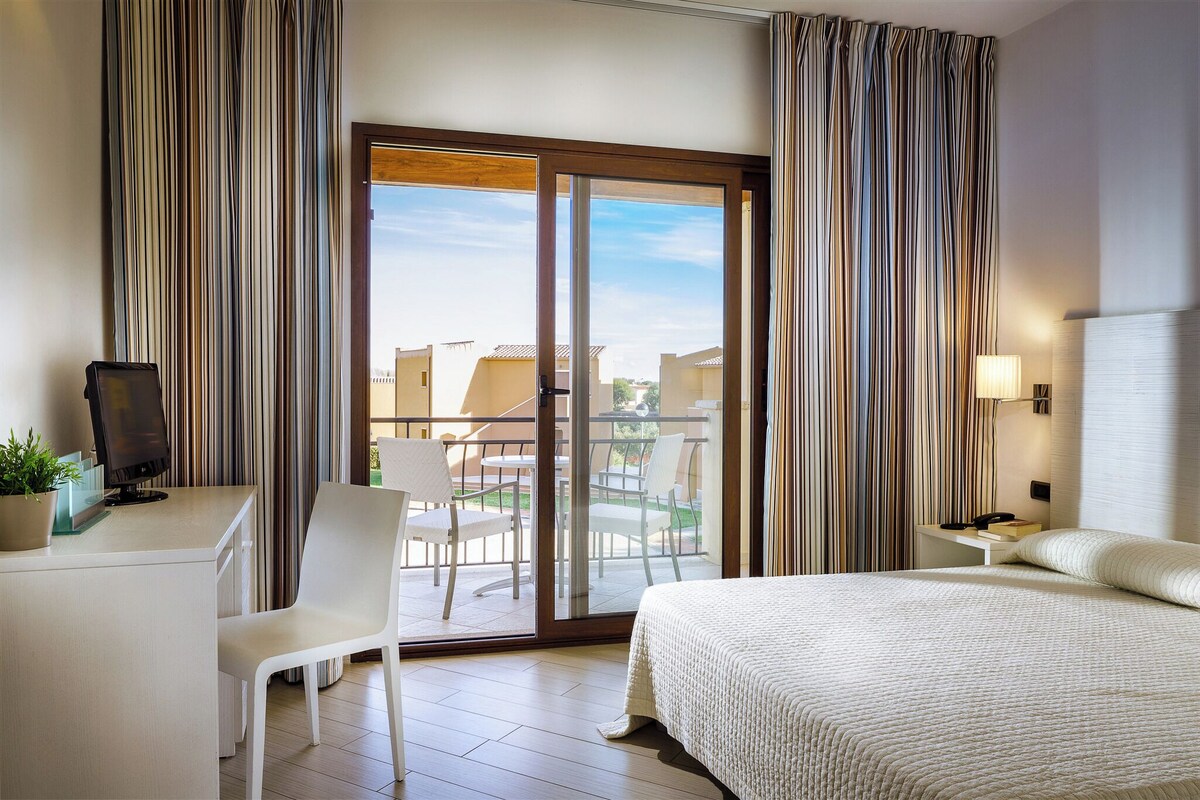 In-room safe, desk, blackout drapes, soundproofing