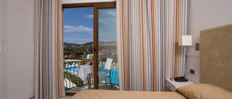 Junior Suite | 1 bedroom, in-room safe, desk, blackout curtains