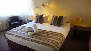 Executive Family Villa | Desk, iron/ironing board, free WiFi - Balcony On Sixth Lodge (Murray Bridge)