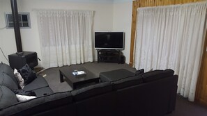 Flat-screen TV, DVD player - Balcony On Sixth Lodge (Murray Bridge)