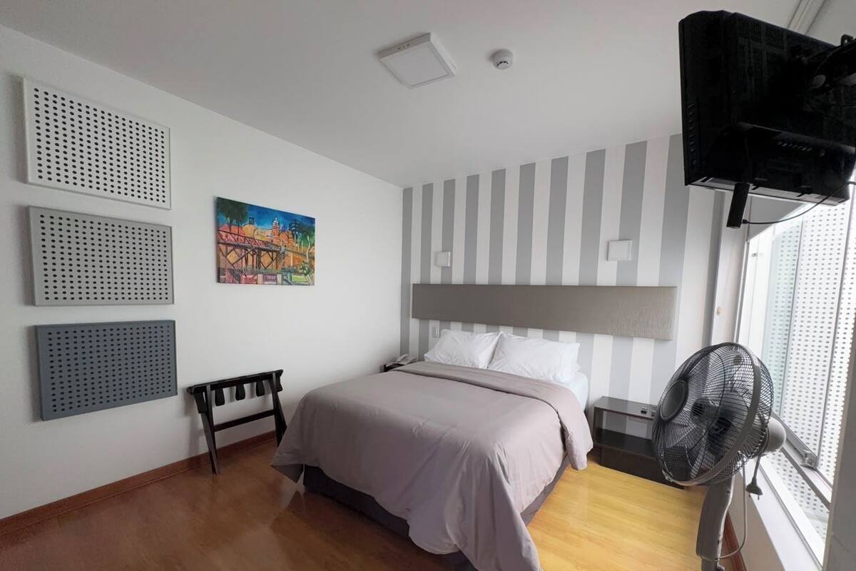 Standard-Doppelzimmer | Pillowtop-Betten, Zimmersafe, laptopgeeigneter Arbeitsplatz
