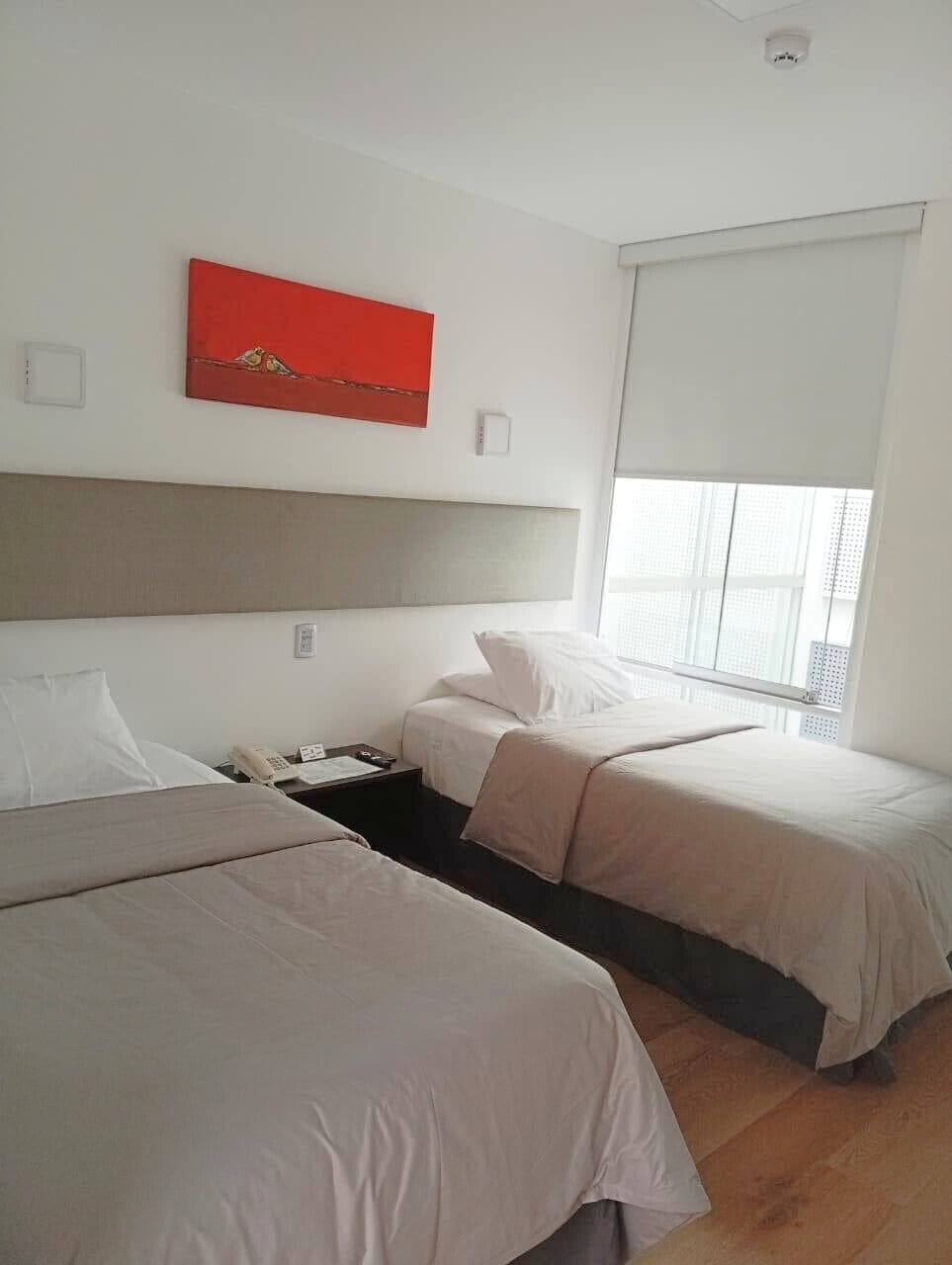 Kamar Twin Standar | Bantalan ekstra lembut, brankas, dan ruang kerja ramah laptop