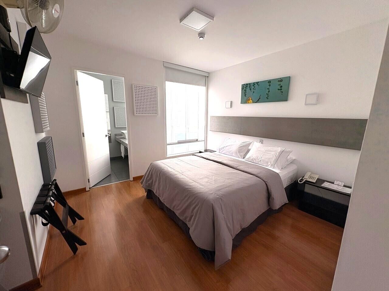 Kamar Double Comfort | Bantalan ekstra lembut, brankas, dan ruang kerja ramah laptop