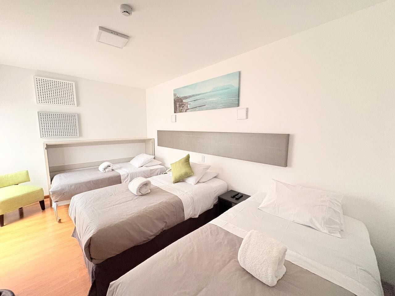 Kamar Twin Comfort | Bantalan ekstra lembut, brankas, dan ruang kerja ramah laptop