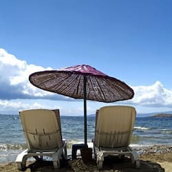位於海灘上、浮潛