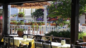 تناول الطعام بالخارج