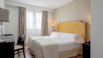 Standaard kamer, uitzicht op zwembad | Luxe beddengoed, donsdekens, Select Comfort-bedden, een minibar