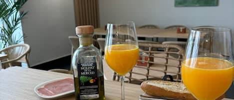 Dagelijks continentaal ontbijt (EUR 9 per persoon)