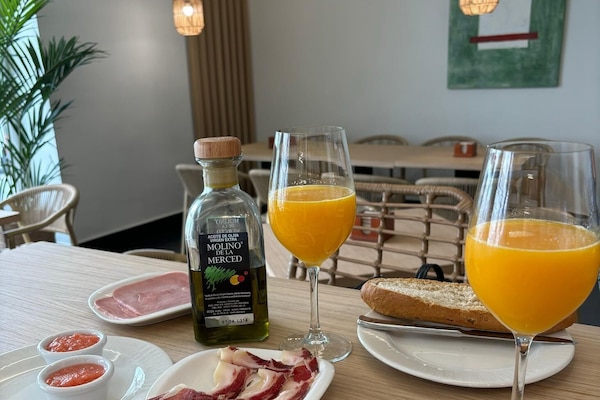 Kontinental morgenmad hver dag (9 EUR pr. person)