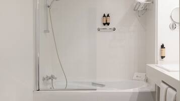 Un baño moderno con bañera, ducha, lavabo e inodoro.