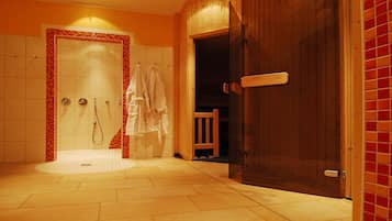 Une salle de bain moderne avec une douche, une porte en bois et un sol carrelé.