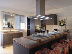 Een minibar, een bureau, een strijkplank/strijkijzer