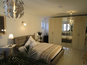 Minibar, escritorio, tabla de planchar con plancha y cunas 