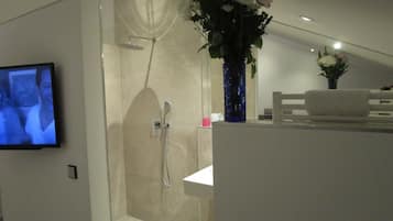 Articles de toilette gratuits, sĂšche-cheveux, peignoirs, chaussons