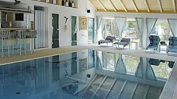 Piscina coperta, lettini