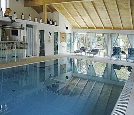 Piscina coperta, lettini. Resorthotel Chalet Valley
