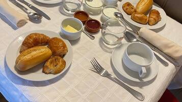 Petit déjeuner (11 EUR par personne)